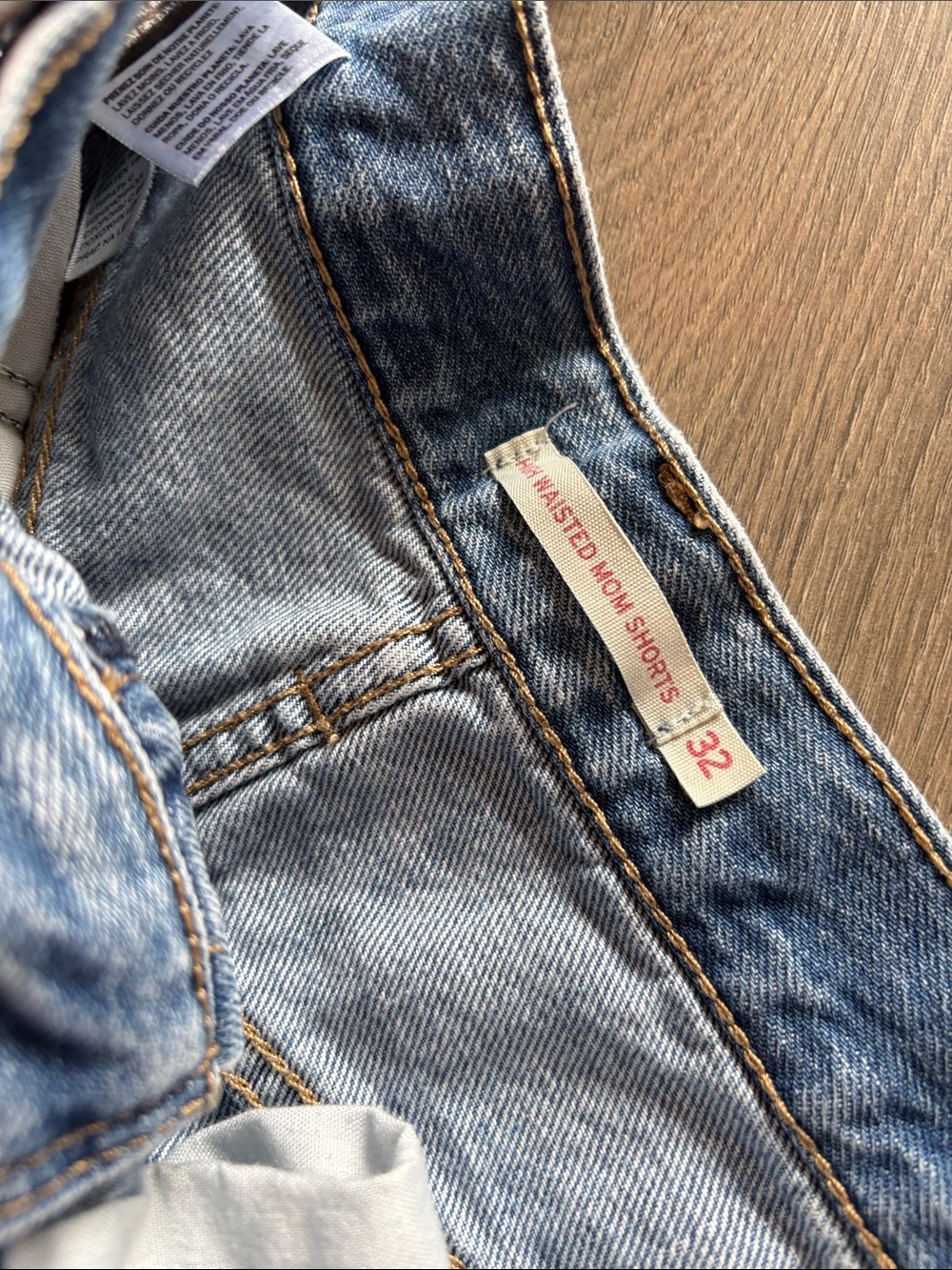 Levi’s Denim High Waited Mom Shorts Size 32 - Picture 3 of 3